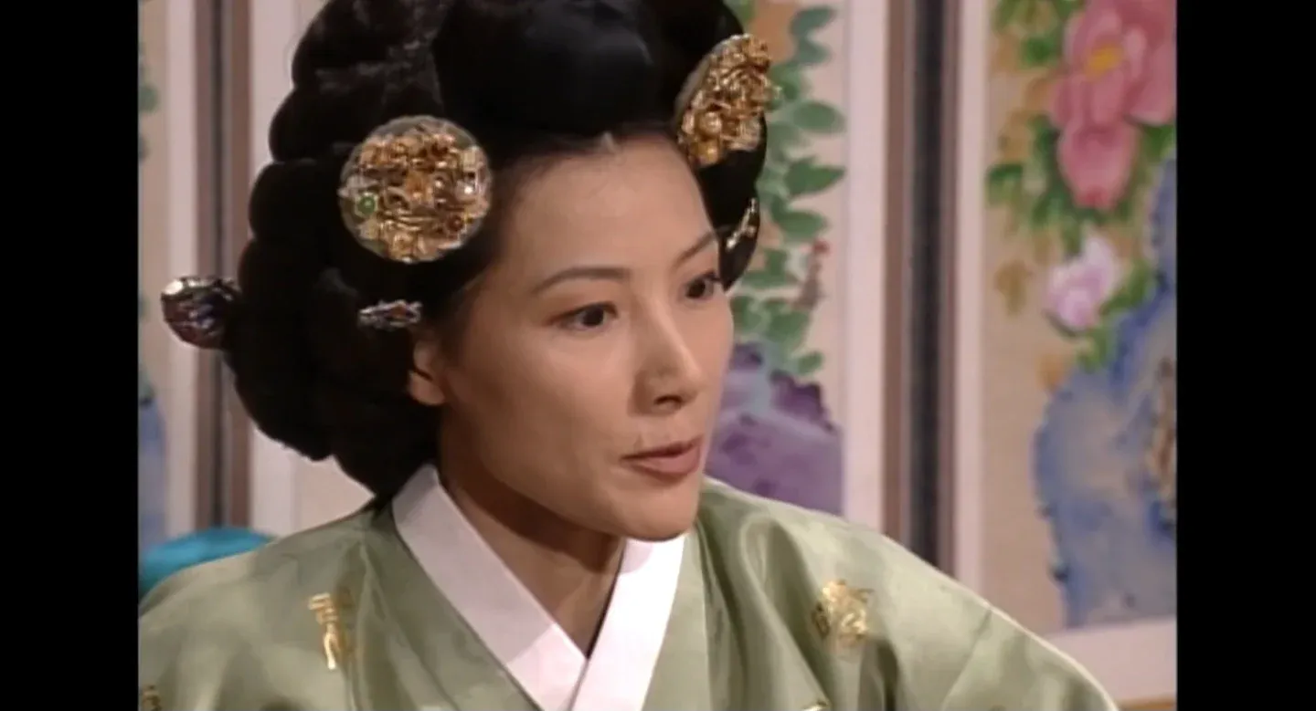 조선시대 궁중 여인들이 서로 마주보며 기싸움하는 장면의 밈 이미지