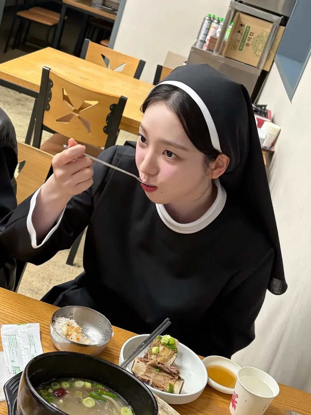 카리나가 손가락으로 하트를 만들며 미소 짓는 셀카 사진