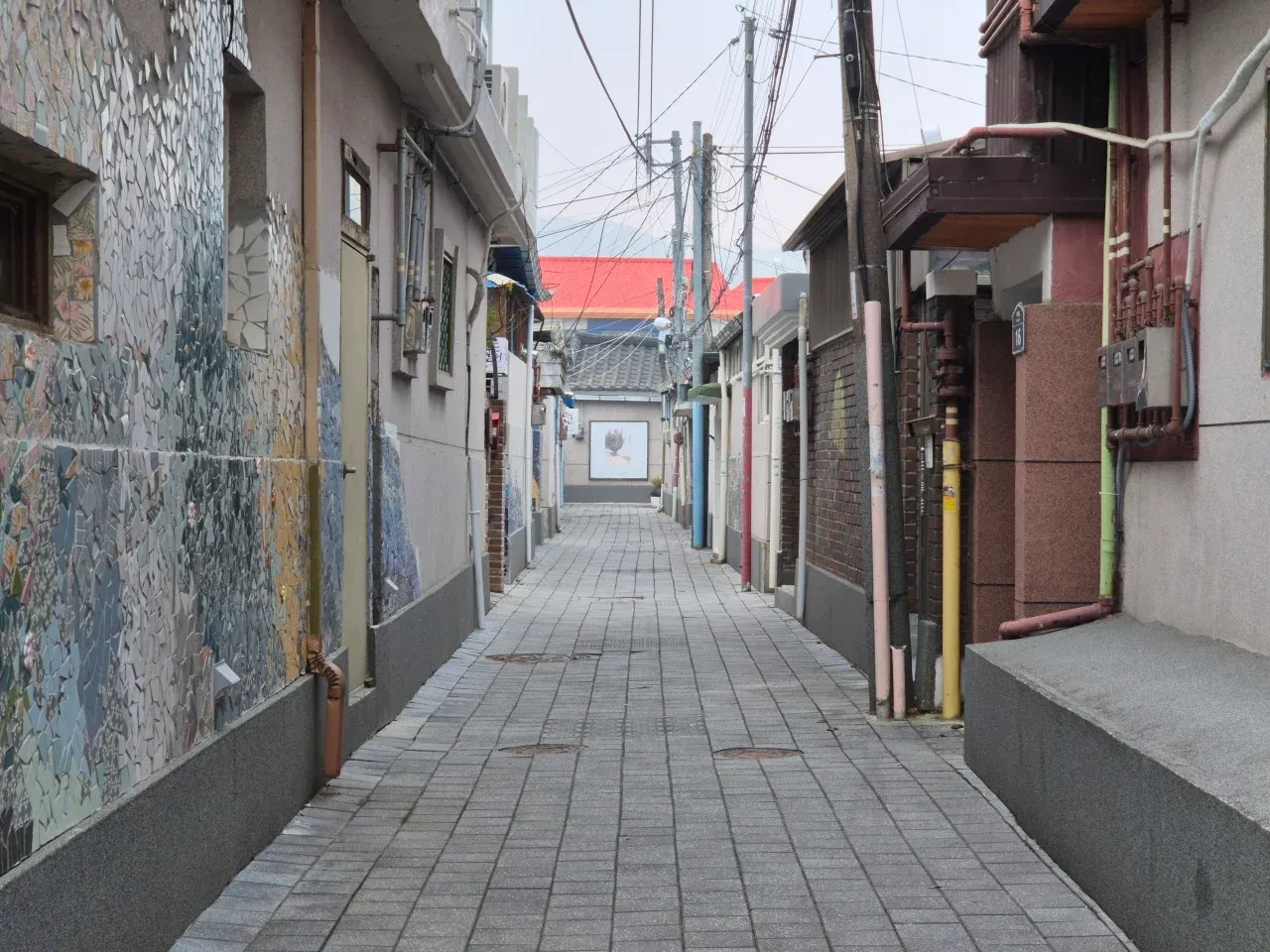 전주 구도심의 좁은 골목길과 낡은 건물들이 보이는 거리 풍경