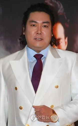 세 명이 환호하며 기뻐하는 모습