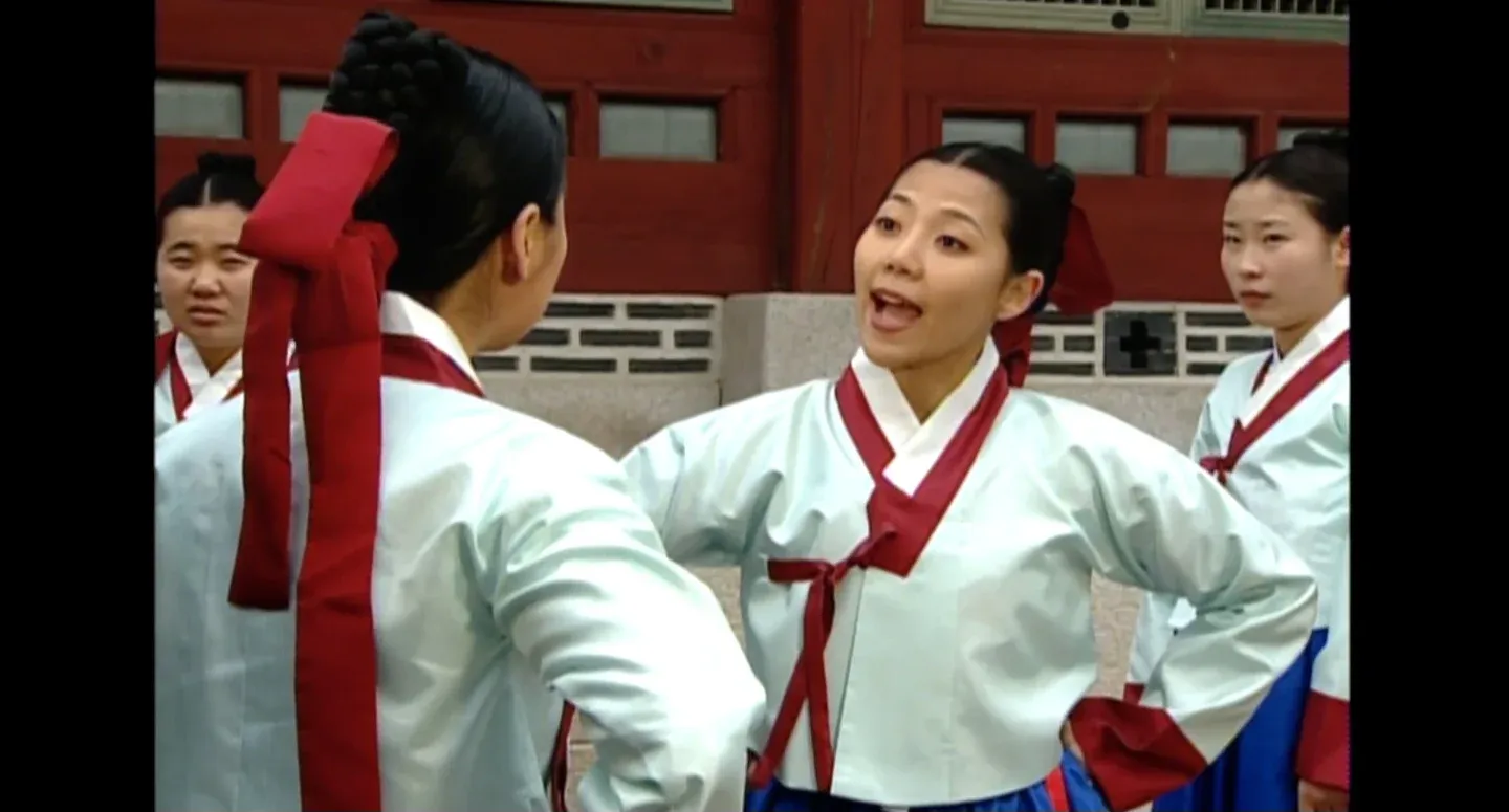 조선시대 후궁들이 모여 서로 눈치를 보며 기싸움하는 장면의 밈 이미지