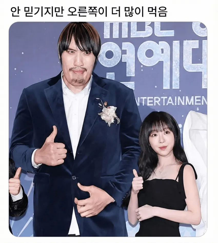 왼쪽에 음식이 많이 쌓인 접시와 오른쪽에 적게 담긴 접시를 비교하는 이미지