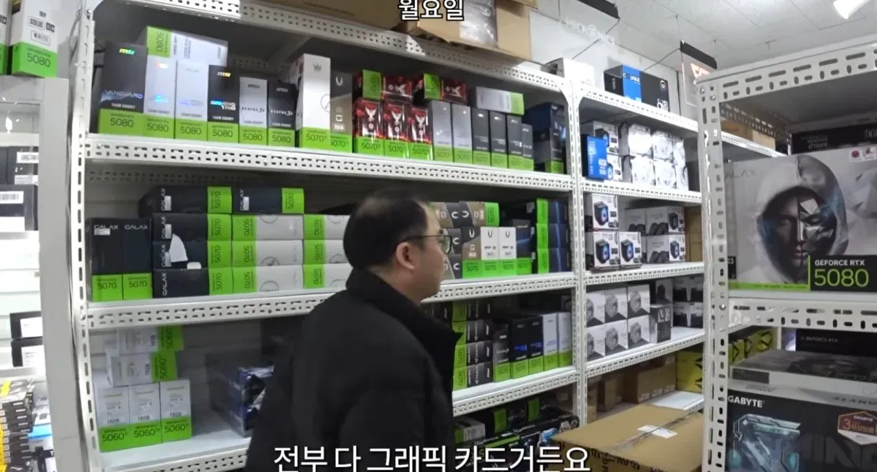 컴퓨터 부품 상자들이 쌓인 모습, 월요일 입고된 그래픽 카드 물량