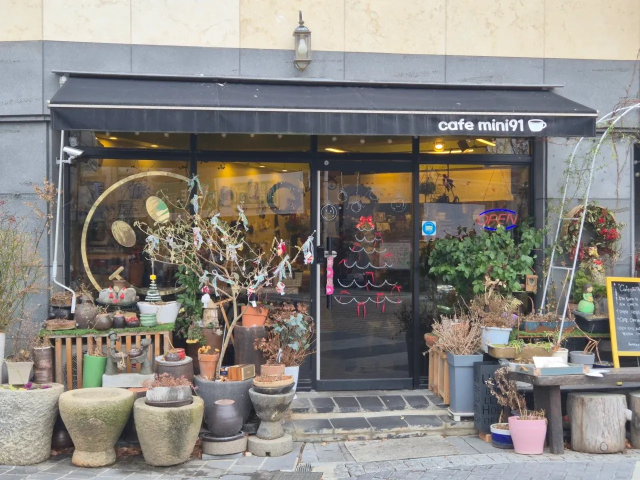 전주 구도심 골목에 있는 카페 미니91의 오픈 간판
