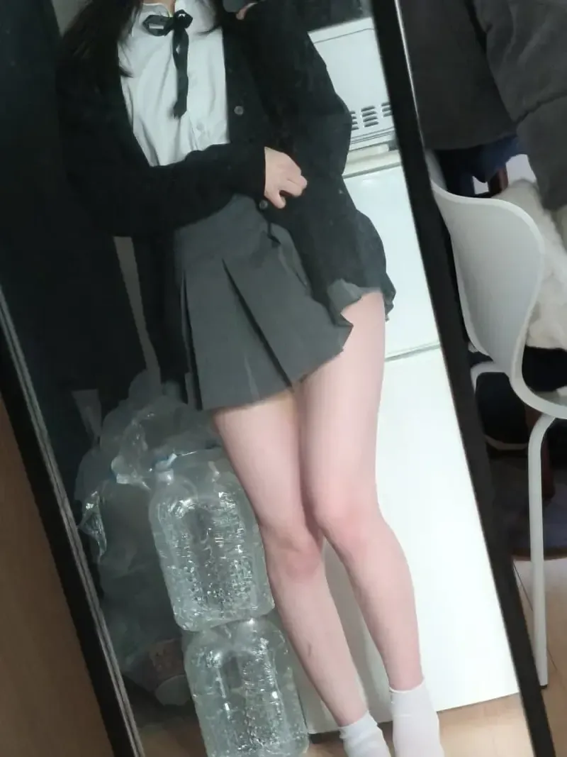 짧은 치마를 입은 여성의 하반신을 찍은 셀카 사진