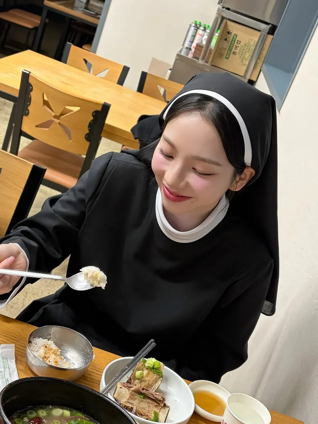 카리나가 손으로 하트 모양을 만들며 미소 짓는 모습