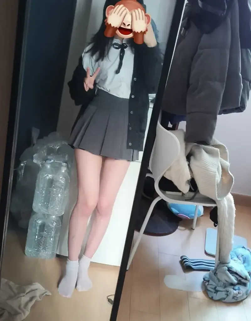 치마를 입은 여성의 하반신을 보여주는 사진