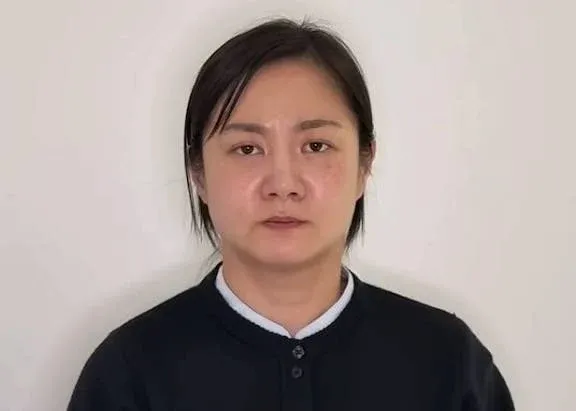 환호하며 기뻐하는 세 사람