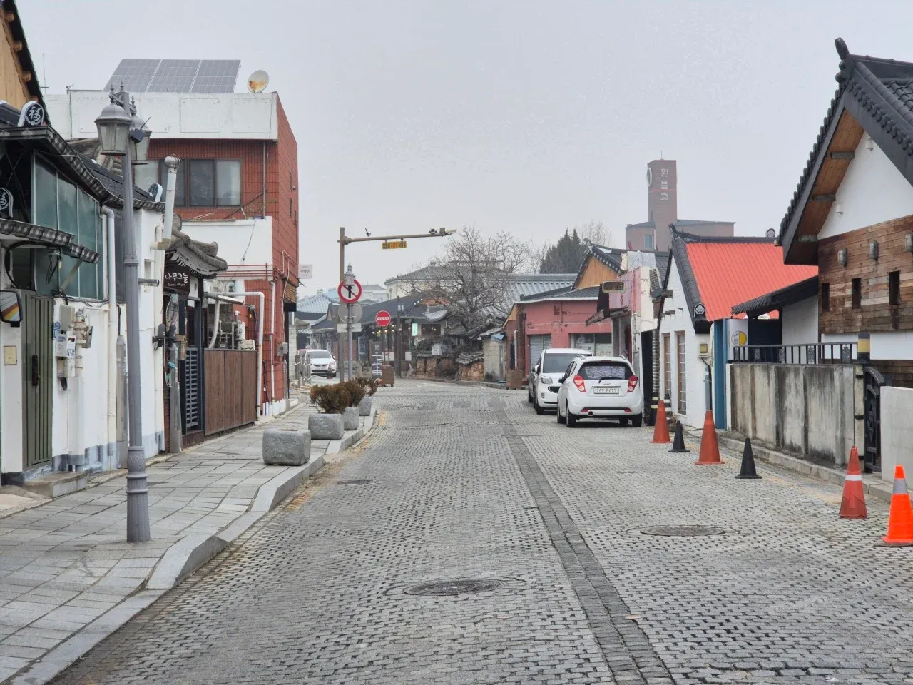 전주 구도심의 간판들이 늘어선 좁은 골목길 풍경