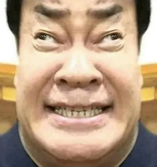 세 명이 함께 만세를 부르며 환호하는 장면