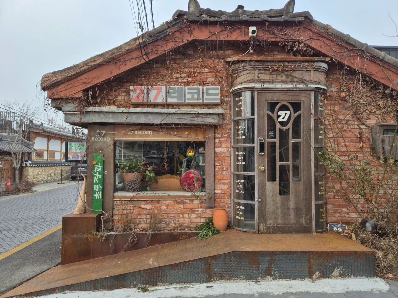 전주 구도심 거리의 '27 레코드' 재즈 음반 가게 간판