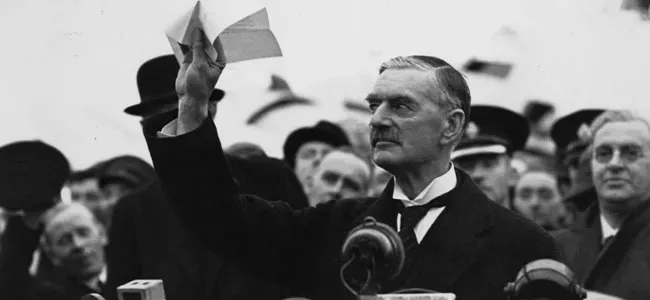 그린란드의 광물 자원과 전략적 가치를 보여주는 인포그래픽