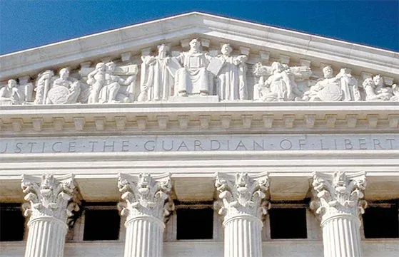 미국 대법원 건물 정면의 "JUSTICE THE GUARDIAN OF LIBERTY" 문구가 새겨진 페디먼트