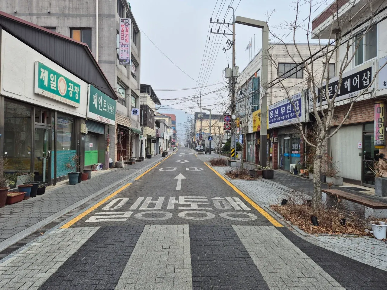 전주 구도심의 오래된 상가 건물들과 간판이 늘어선 골목길 풍경