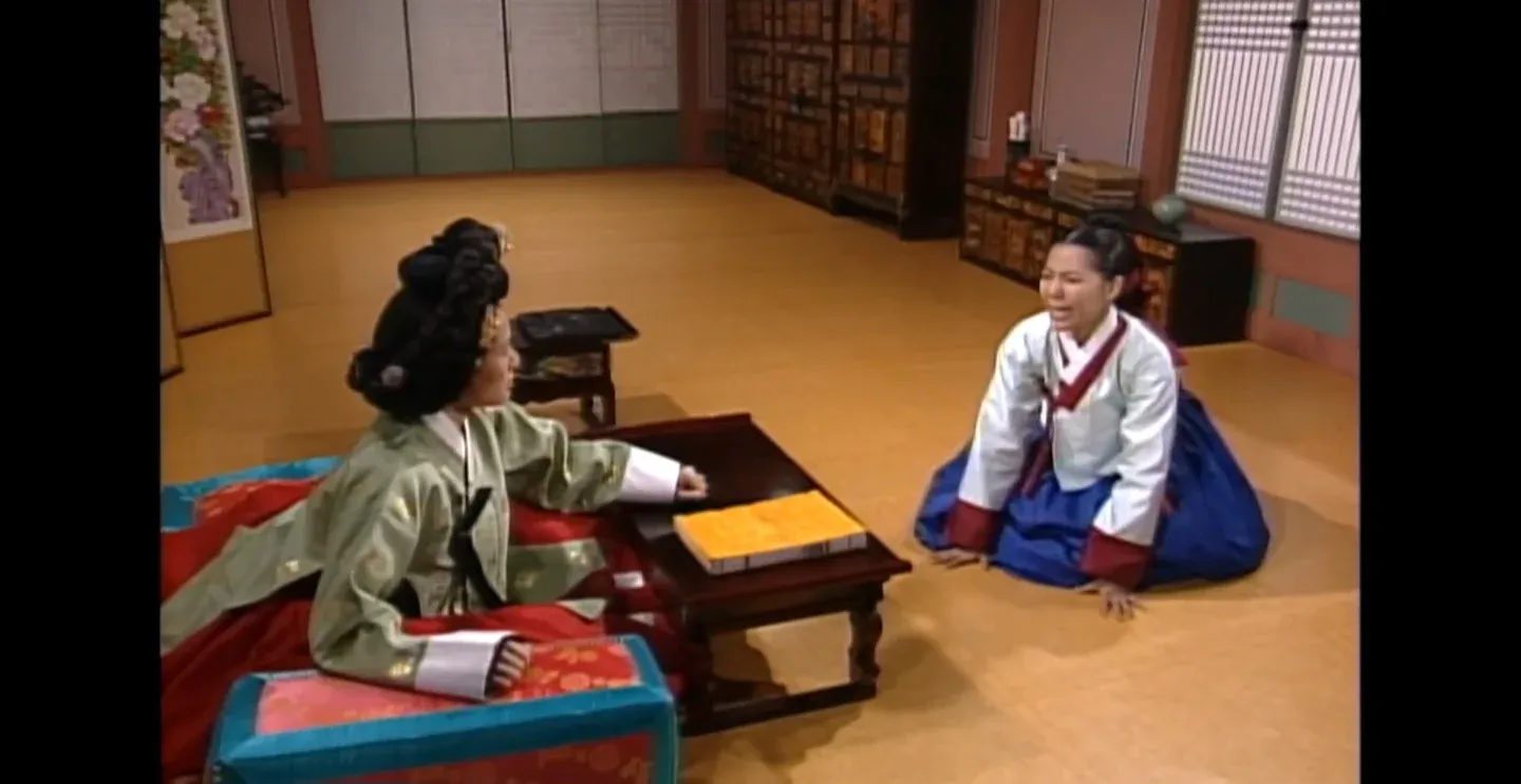 조선시대 궁중 드라마 '여인천하'의 한 장면, 두 여인이 마주 앉아 긴장감 있는 대화를 나누는 모습