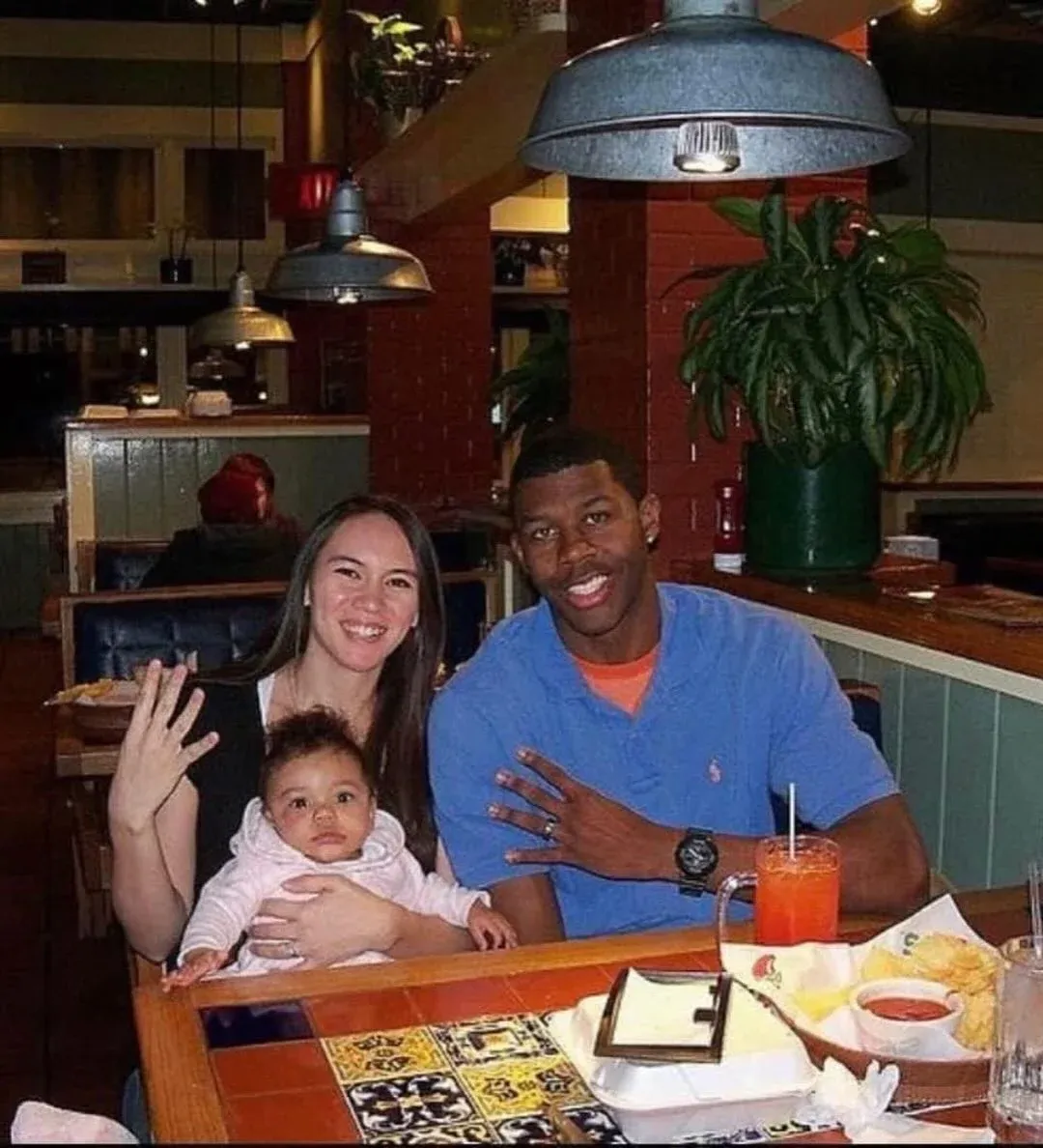 레스토랑에서 기념일 식사를 즐기는 부부의 테이블 위 음식과 와인