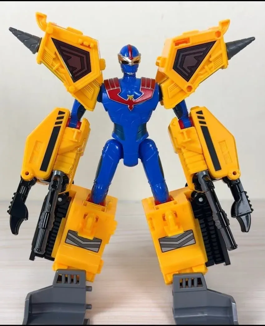 만화 속 캐릭터와 실제 장난감 완구의 퀄리티 차이를 비교한 이미지