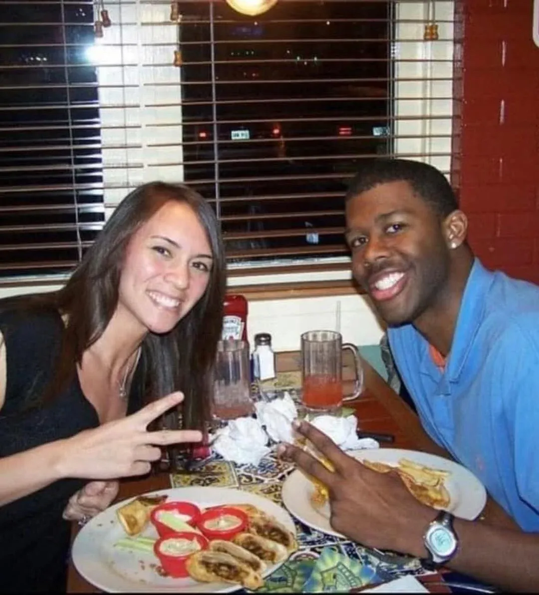 레스토랑에서 식사하며 기념일을 축하하는 중년 부부