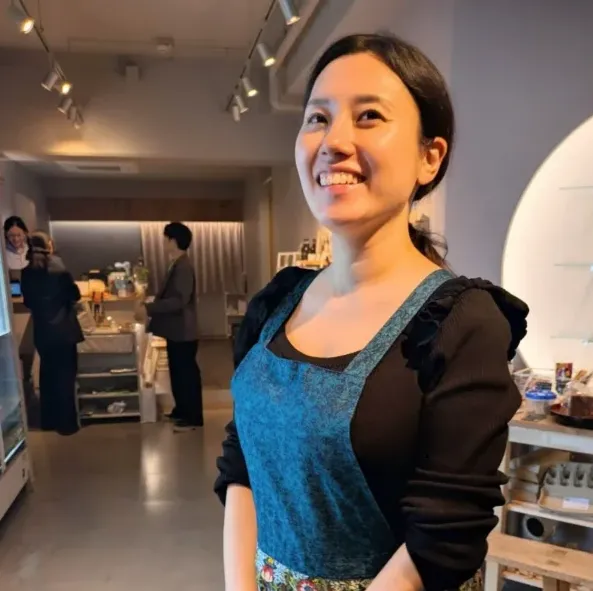 주먹밥을 만드는 여사장님의 손과 재료들