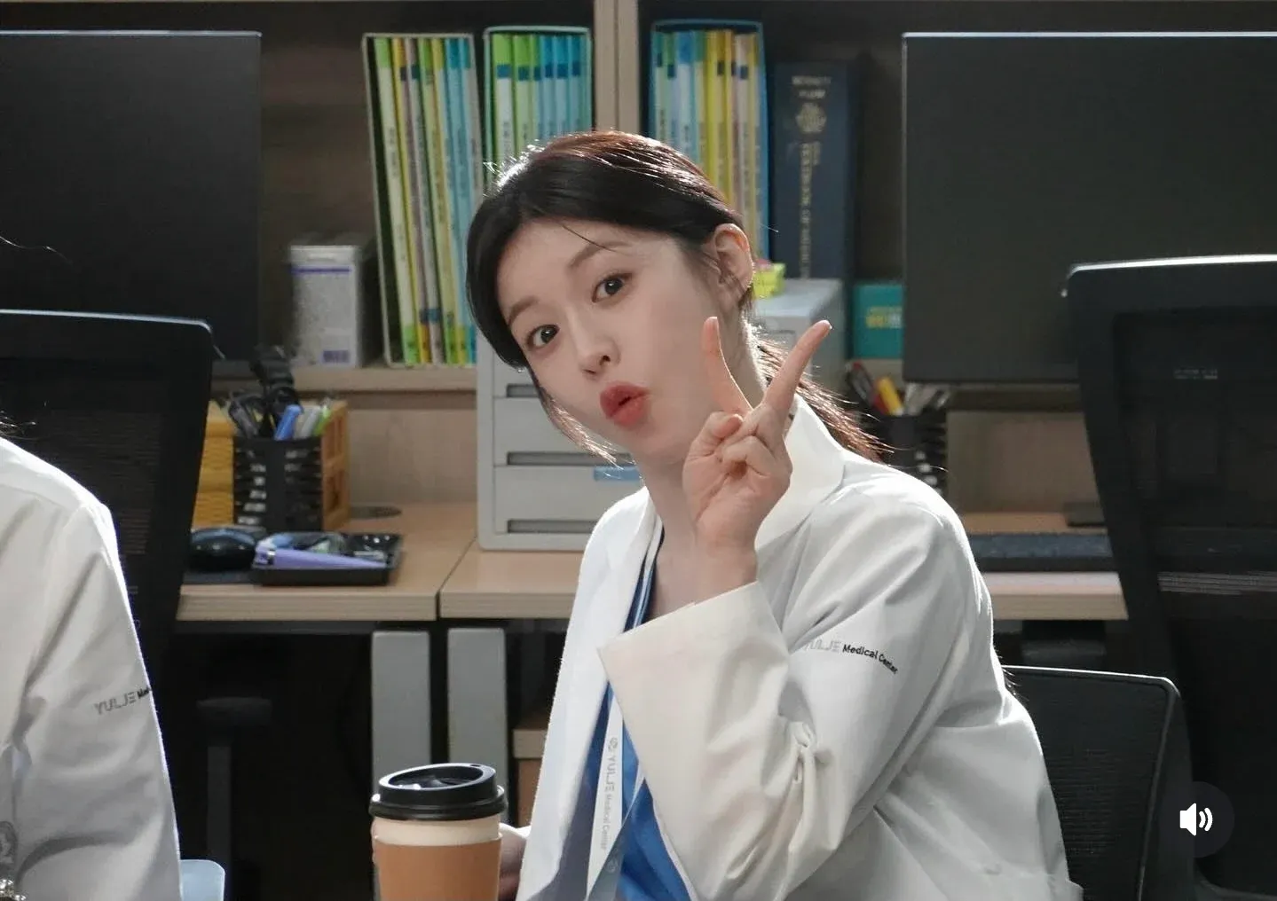 장난스러운 표정으로 카메라를 바라보는 여배우의 셀카