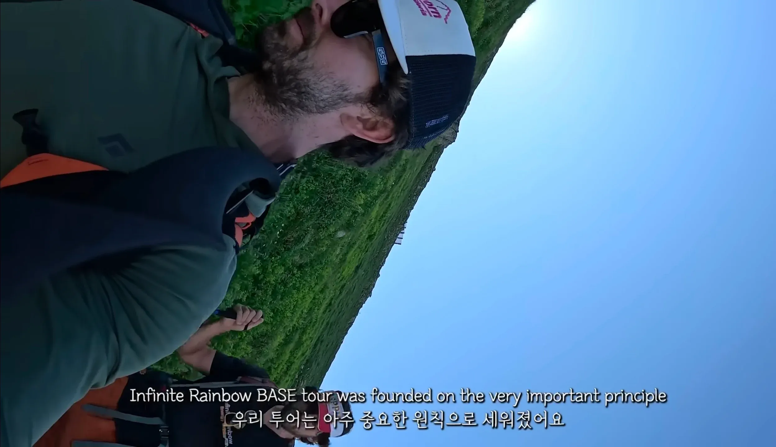 윙수트 점퍼들이 하늘에서 편대 비행하며 무지개 연기를 뿜는 모습