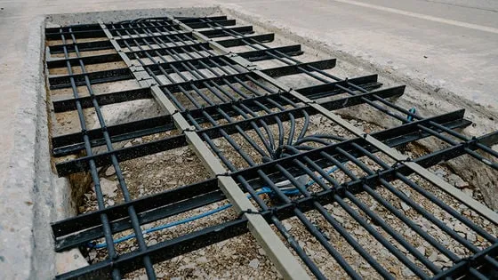 고속도로에서 무선 충전 중인 전기차