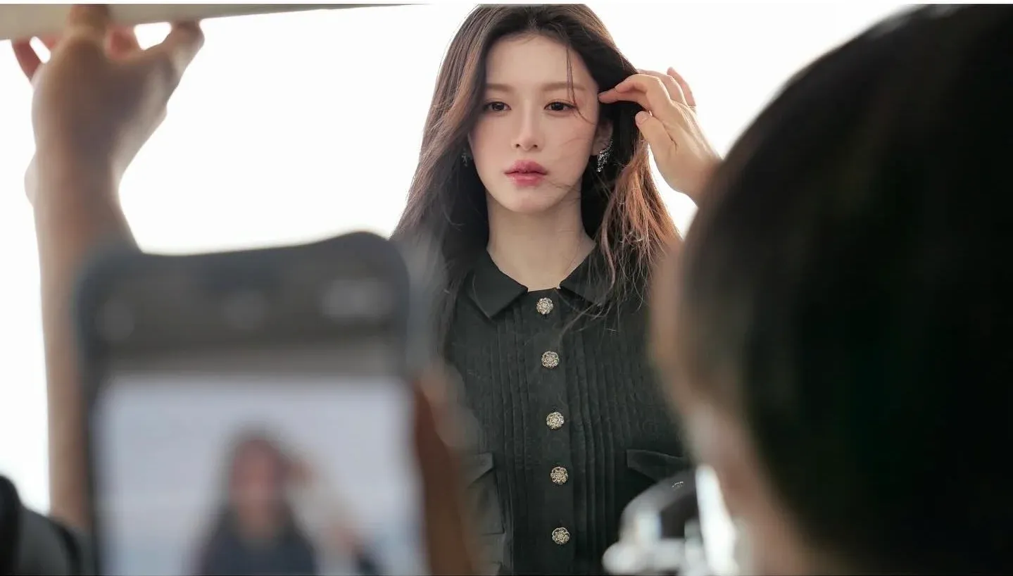 장난스러운 표정을 짓는 여배우의 셀카