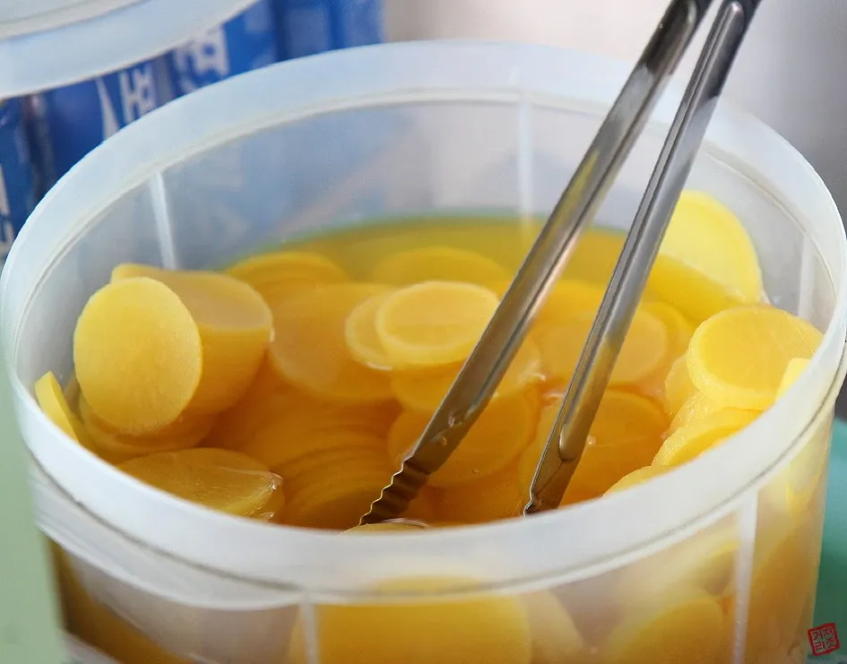 기차역 플랫폼에서 우동을 먹는 승객들, 일본 에키소바 풍경