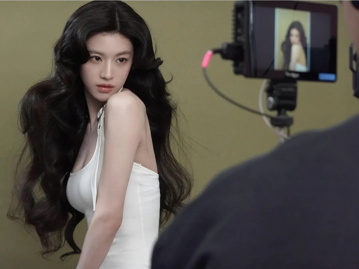 장난스러운 표정으로 혀를 내밀고 있는 여배우