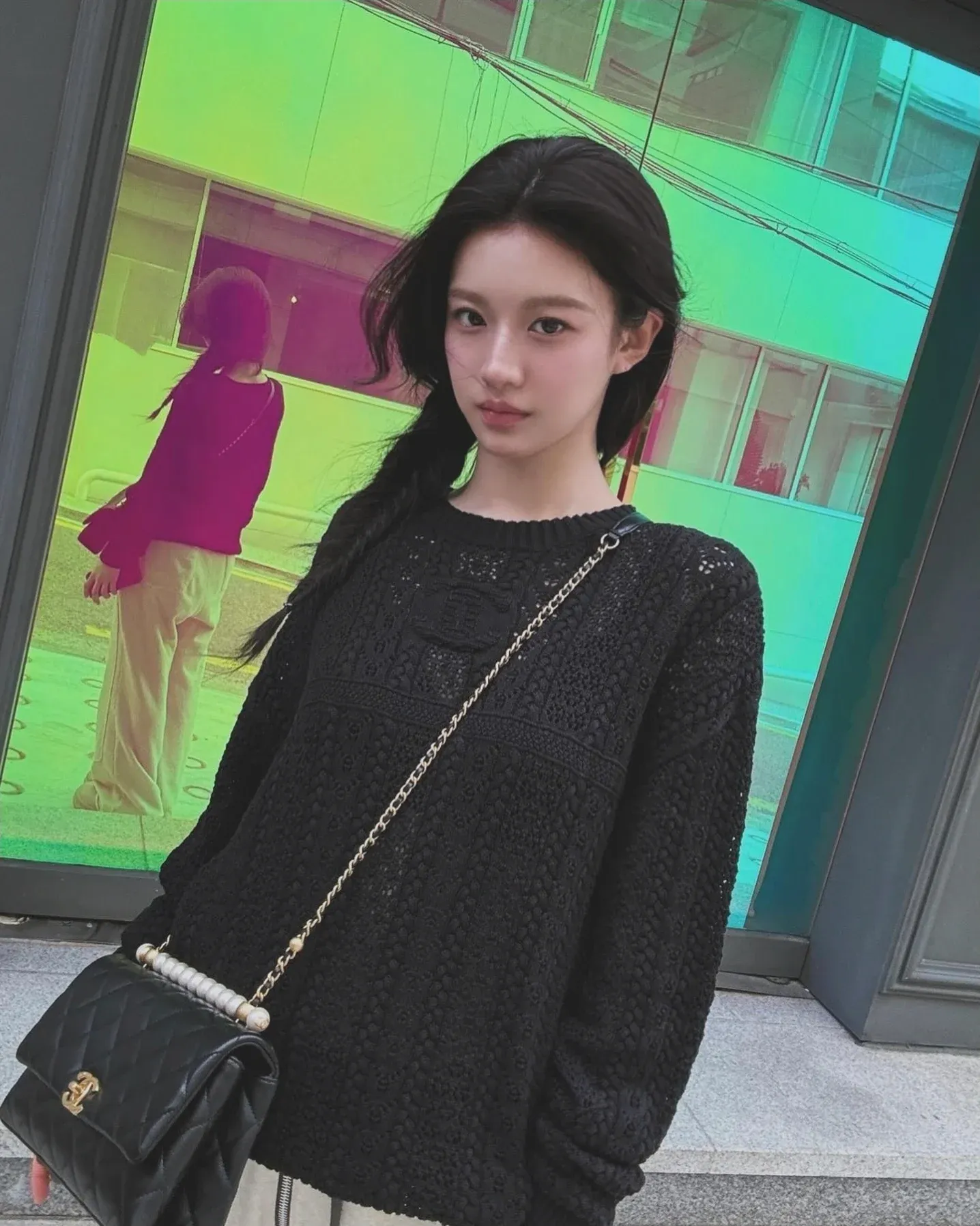 장난스러운 표정으로 혀를 내밀고 윙크하는 여배우