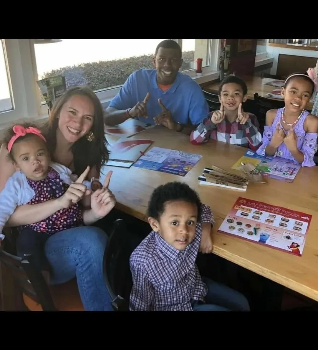 11년째 기념일을 함께하는 부부가 식당에서 식사하는 모습