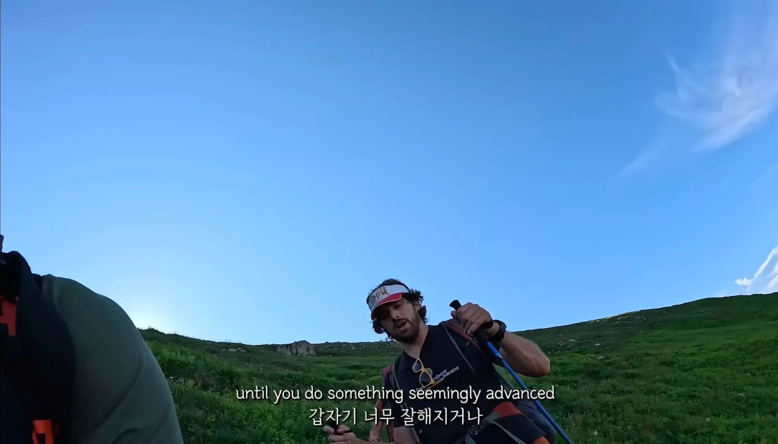 윙수트를 입고 하늘에서 비행하는 사람의 모습