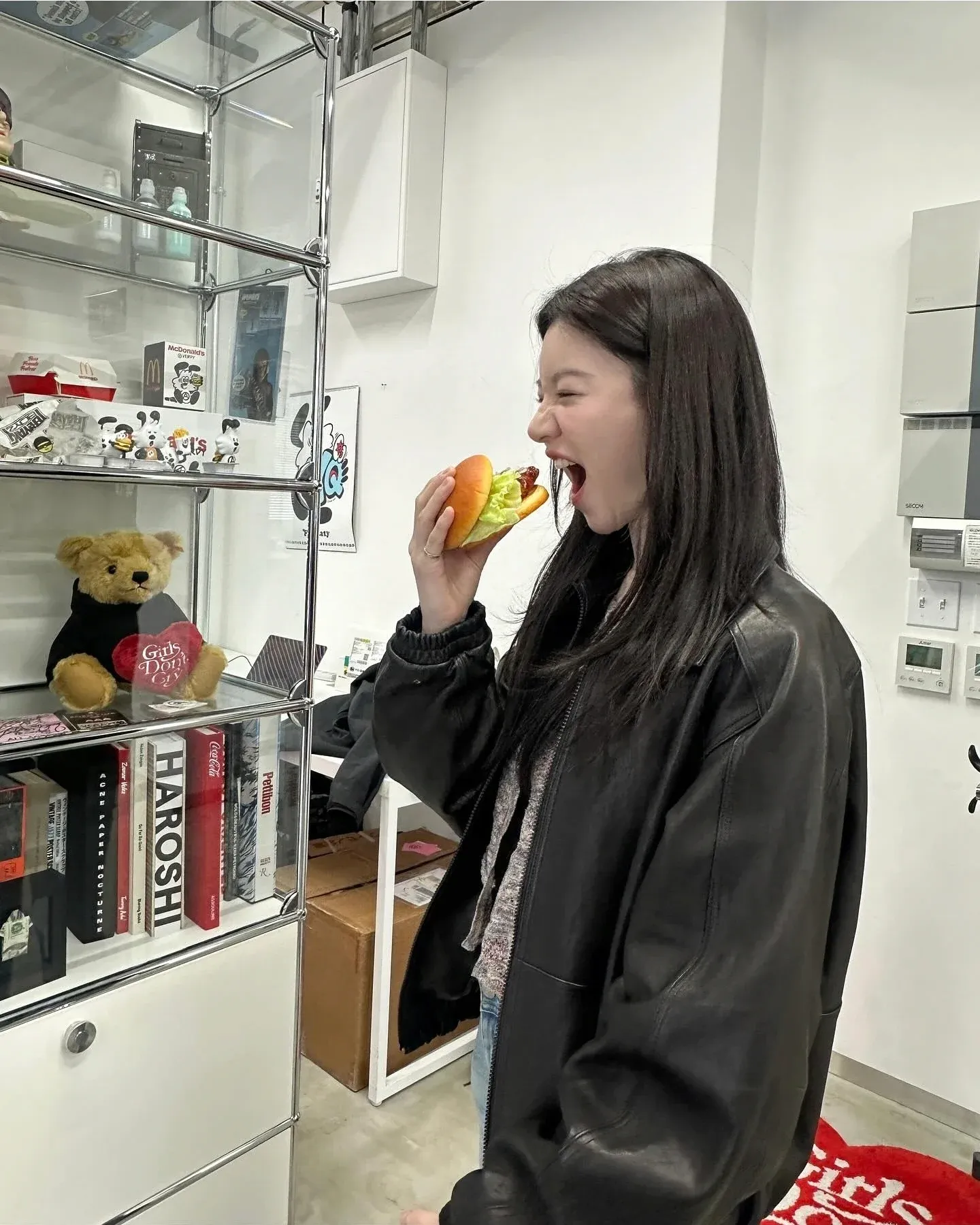 장난스러운 표정으로 카메라를 바라보는 여배우