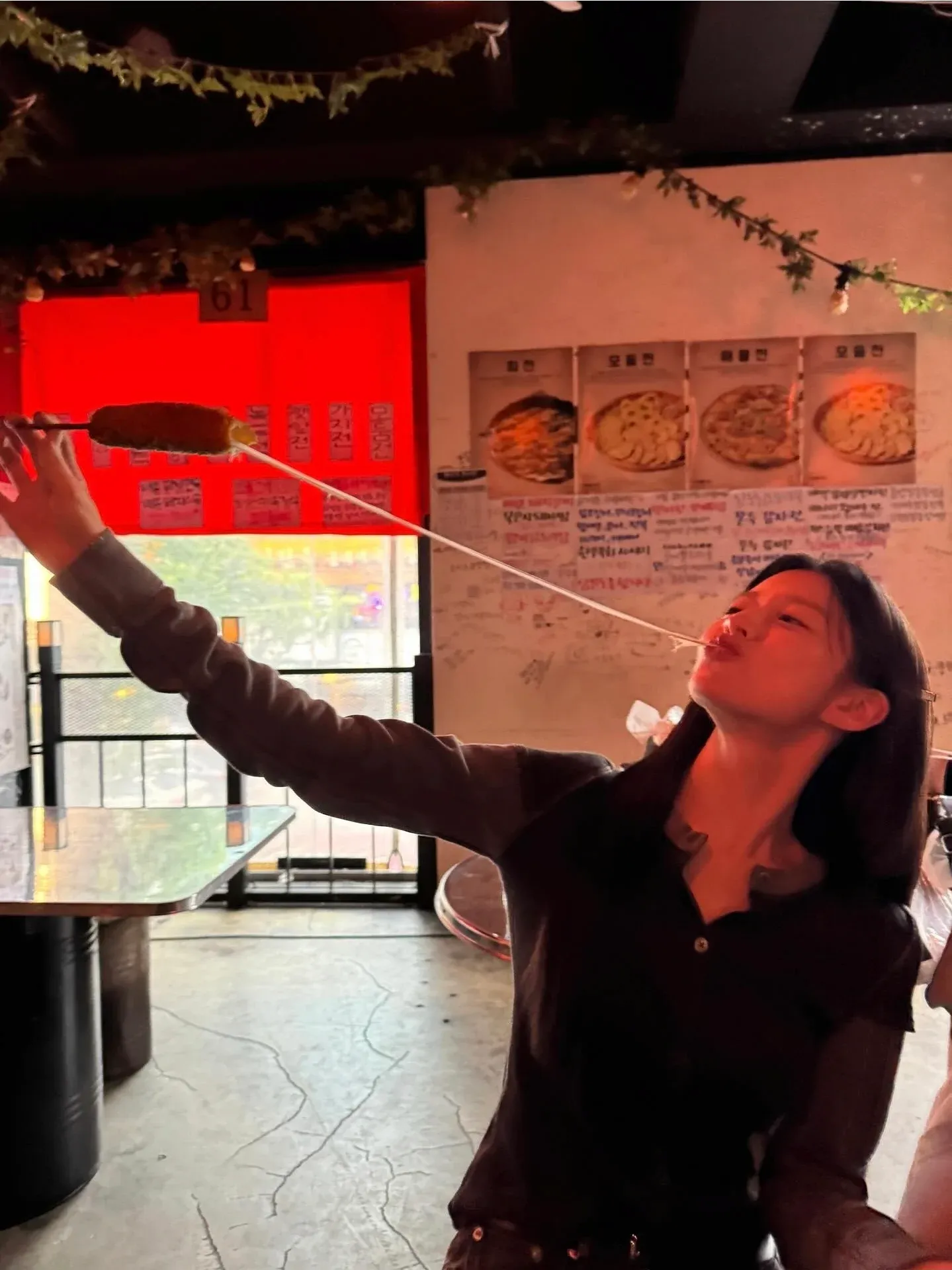 장난스러운 표정으로 혀를 내밀고 있는 여배우