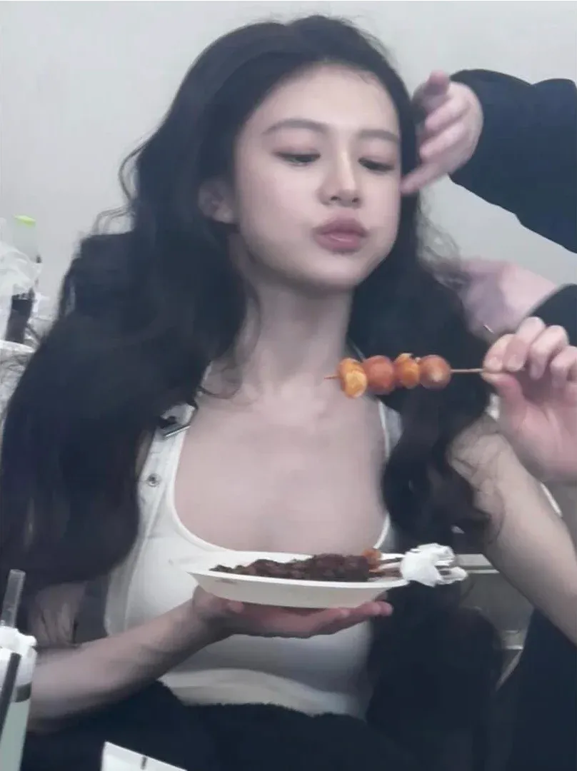 장난스러운 표정으로 혀를 내밀고 윙크하는 여배우