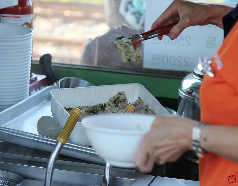 기차역 우동 가격표: 공기밥 2500원, 우동 5500원