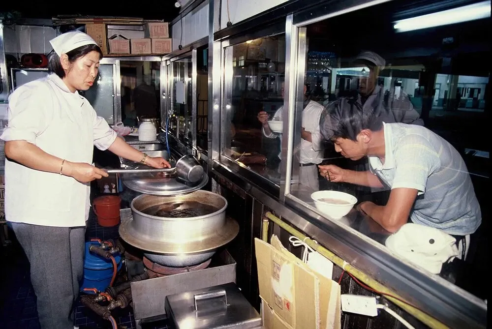 기차역 플랫폼에서 우동을 먹는 사람, 서서 먹는 일본식 역 우동집