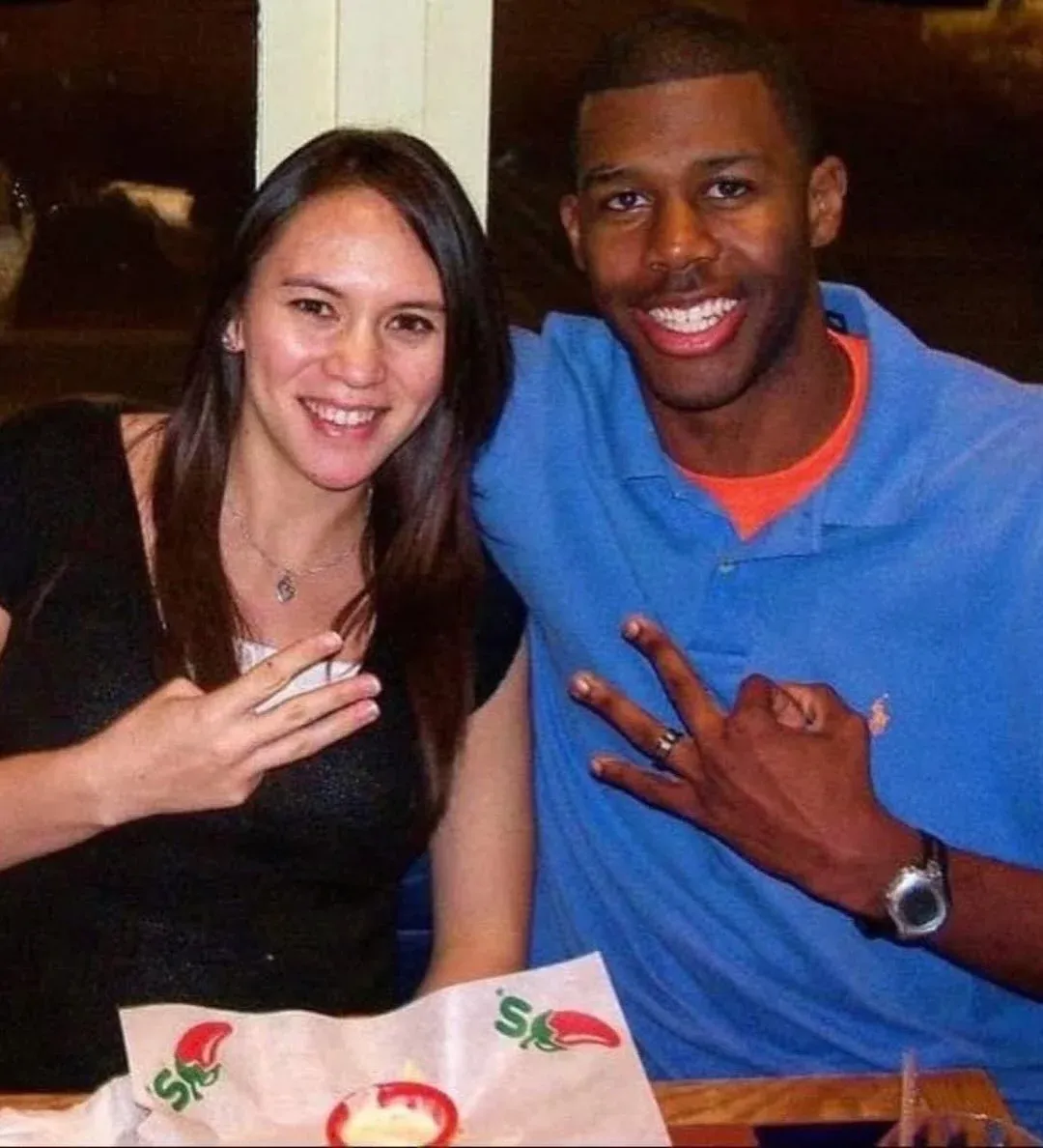 11주년 기념일을 축하하는 부부의 손가락 하트 제스처