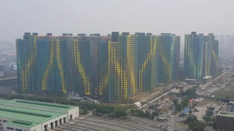 파란색, 빨간색, 노란색 등 원색으로 알록달록하게 도색된 국내 아파트 건물 외관