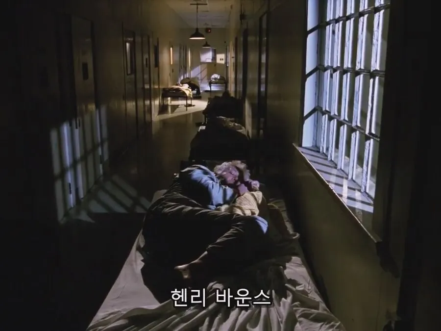 긴박한 표정으로 헨리를 깨우며 살아야 한다고 외치는 장면