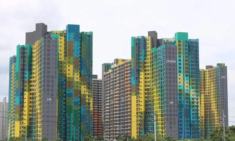 분홍색과 하늘색으로 도색된 아이파크 아파트 외벽, 210동과 201동 표시