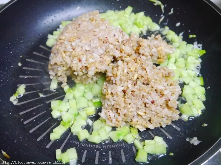 가발을 쓴 순대 캐릭터 일러스트