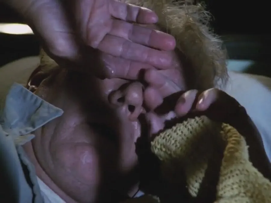 절박한 표정으로 쓰러진 헨리를 깨우며 설득하는 캐릭터의 만화 장면