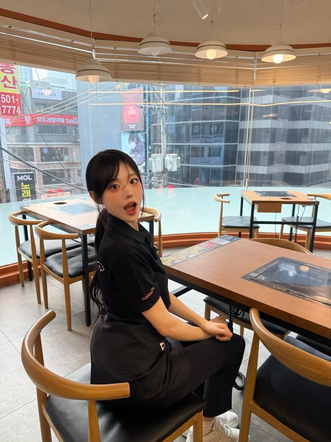 떡볶이집에서 일하는 예쁜 알바생