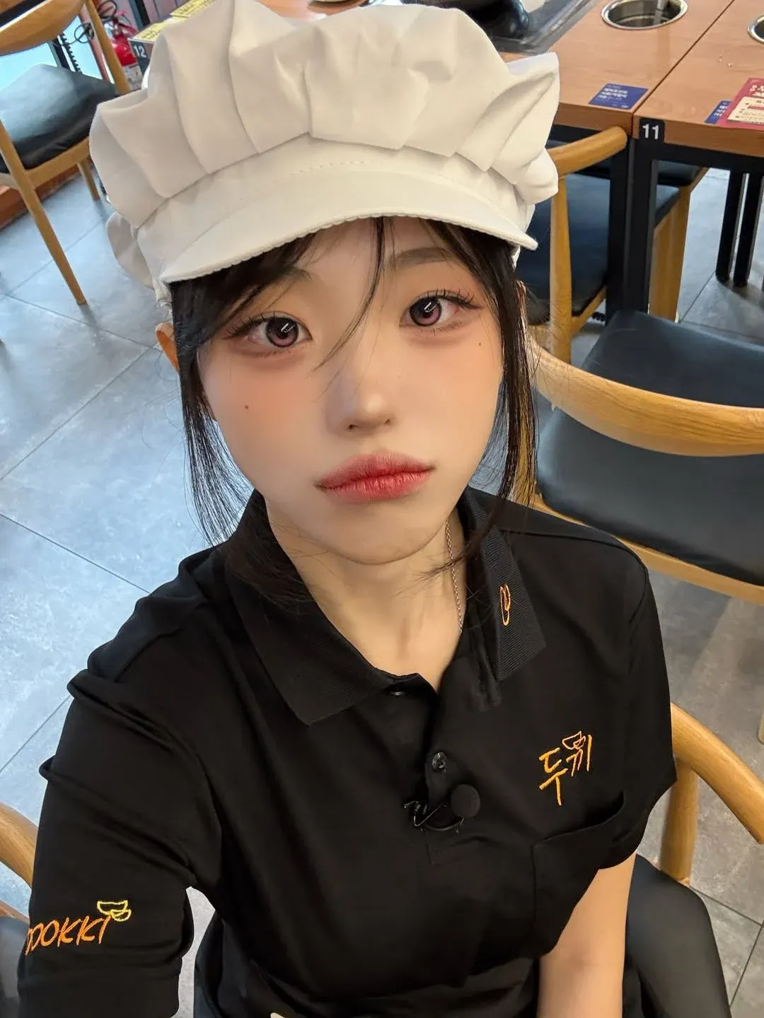 두끼 떡볶이 매장에서 미소 짓고 있는 여성 알바생