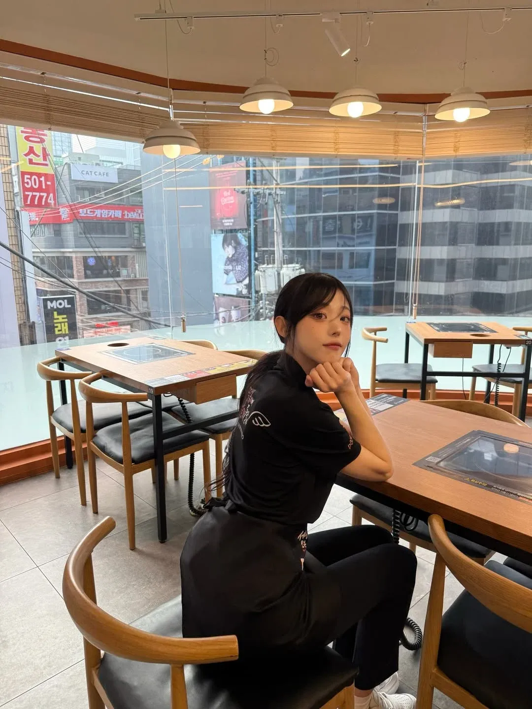 떡볶이집에서 일하는 예쁜 알바생