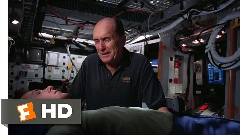 NASA 트레이너 복장을 입은 배우 로버트 듀발