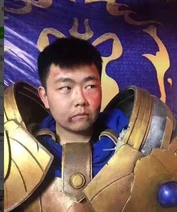 분위기 파악 못하고 코스프레했다가 맞는 사람 짤