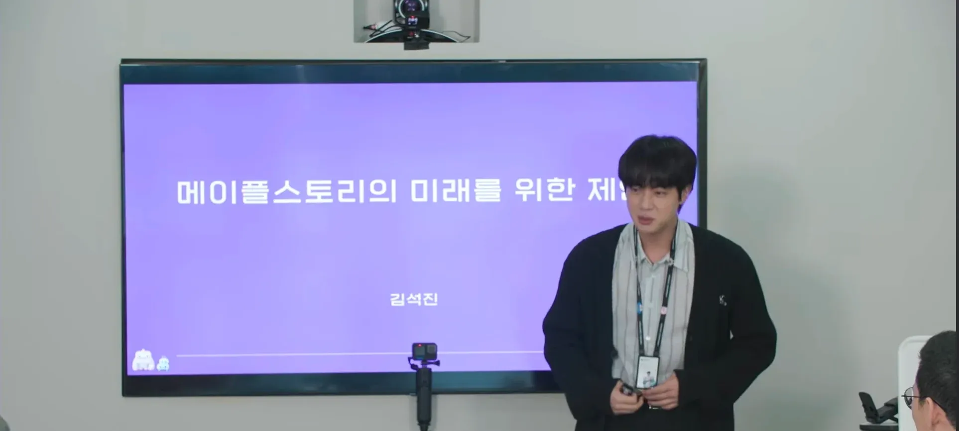 체격 좋은 사람이 개를 안고 있는 모습