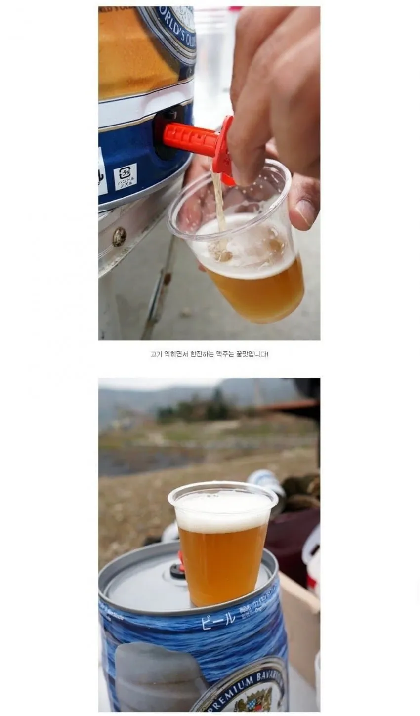 숯불에 고기를 구우며 맥주를 마시는 모습